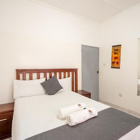 Wood Road Guest Lodge Victoriawatervallen Buitenkant foto