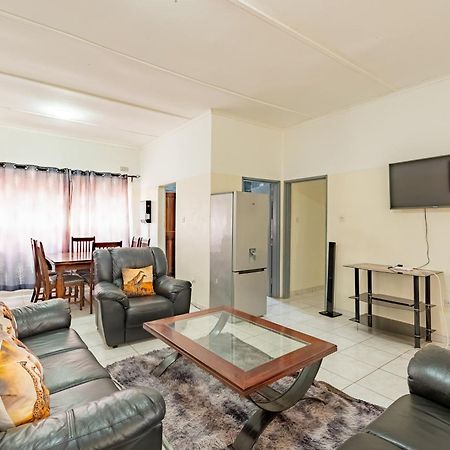 Wood Road Guest Lodge Victoriawatervallen Buitenkant foto
