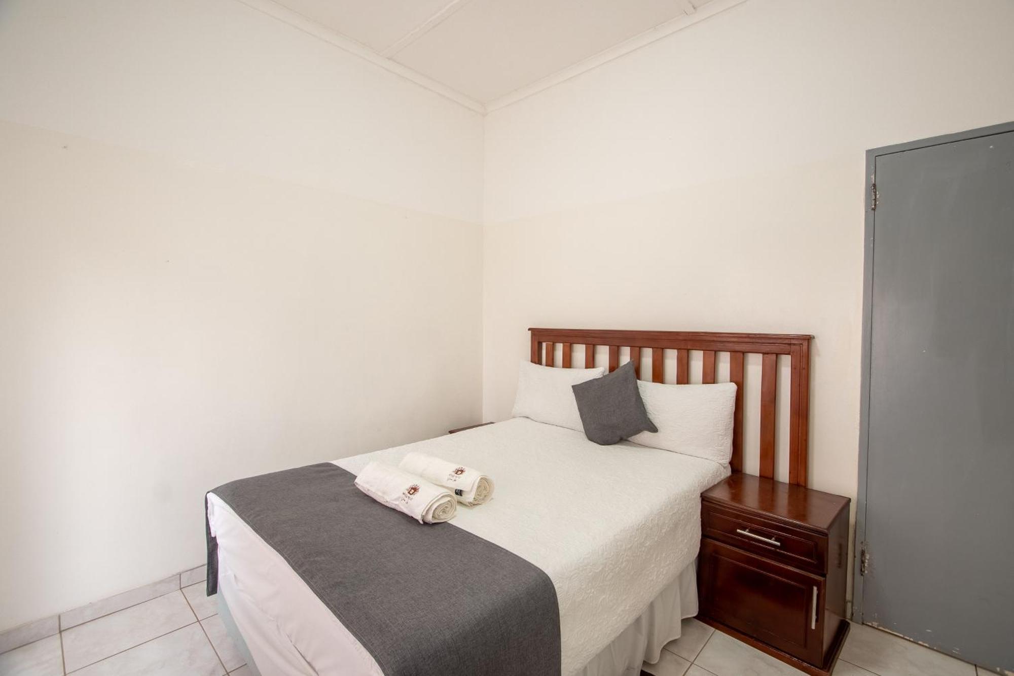 Wood Road Guest Lodge Victoriawatervallen Buitenkant foto