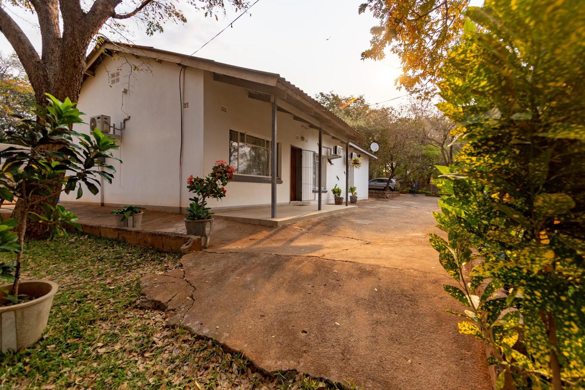 Wood Road Guest Lodge Victoriawatervallen Buitenkant foto