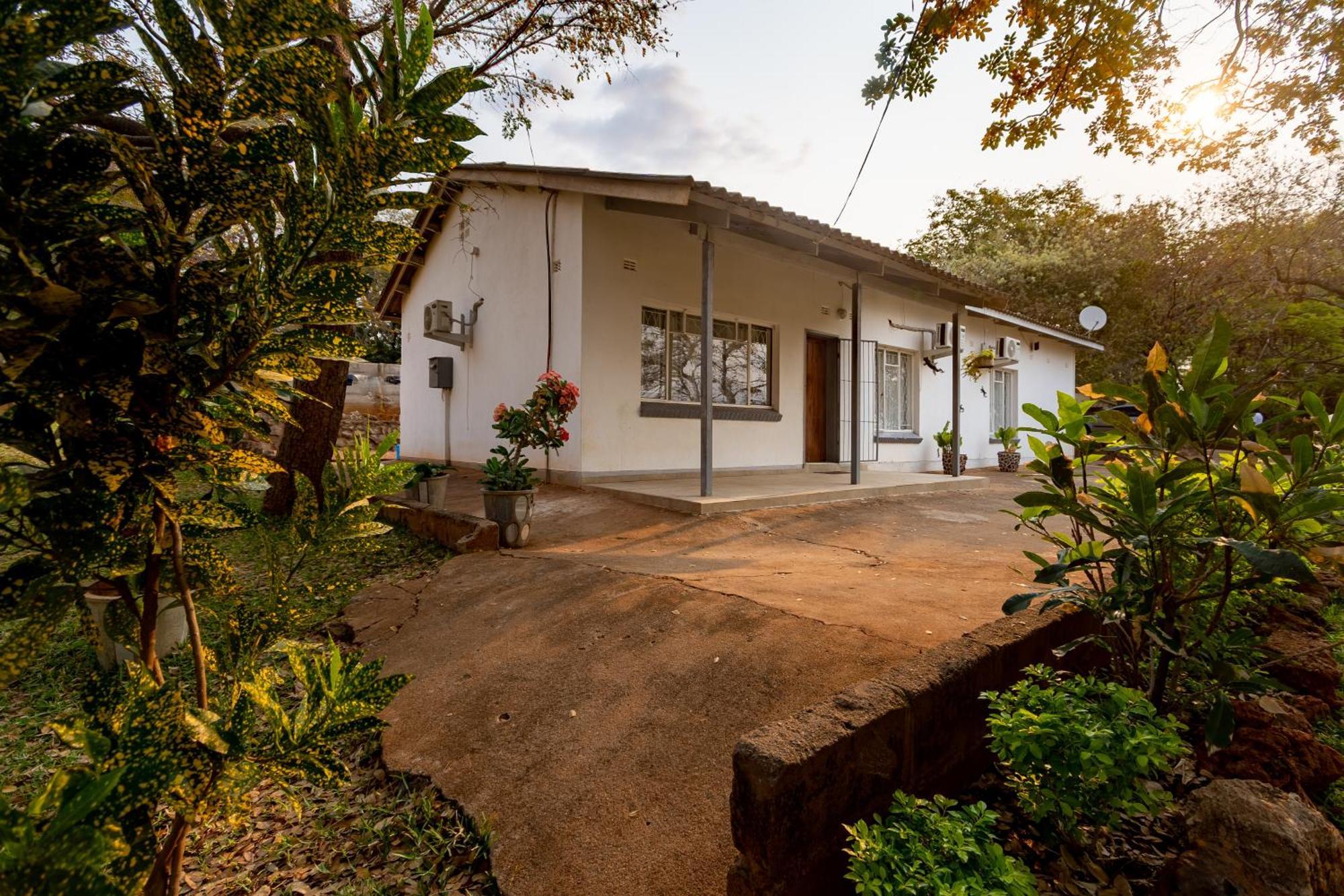 Wood Road Guest Lodge Victoriawatervallen Buitenkant foto