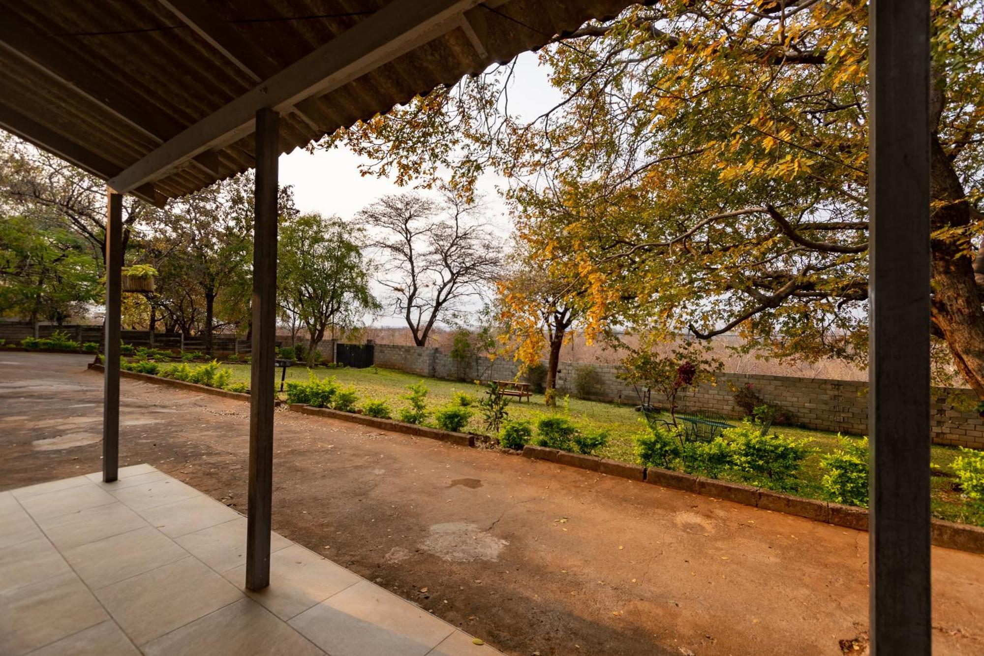 Wood Road Guest Lodge Victoriawatervallen Buitenkant foto