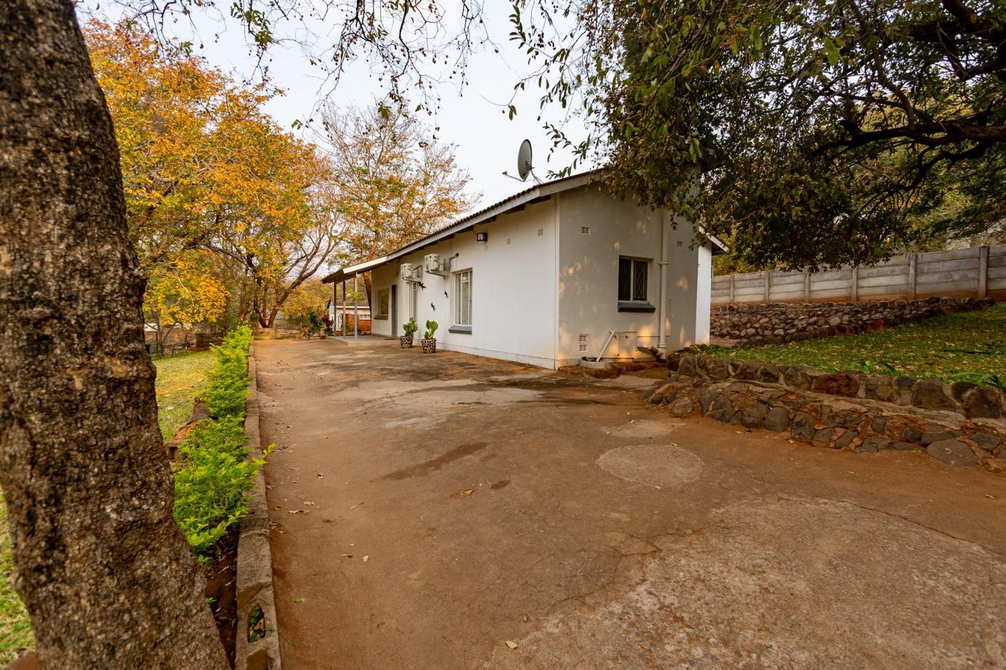 Wood Road Guest Lodge Victoriawatervallen Buitenkant foto