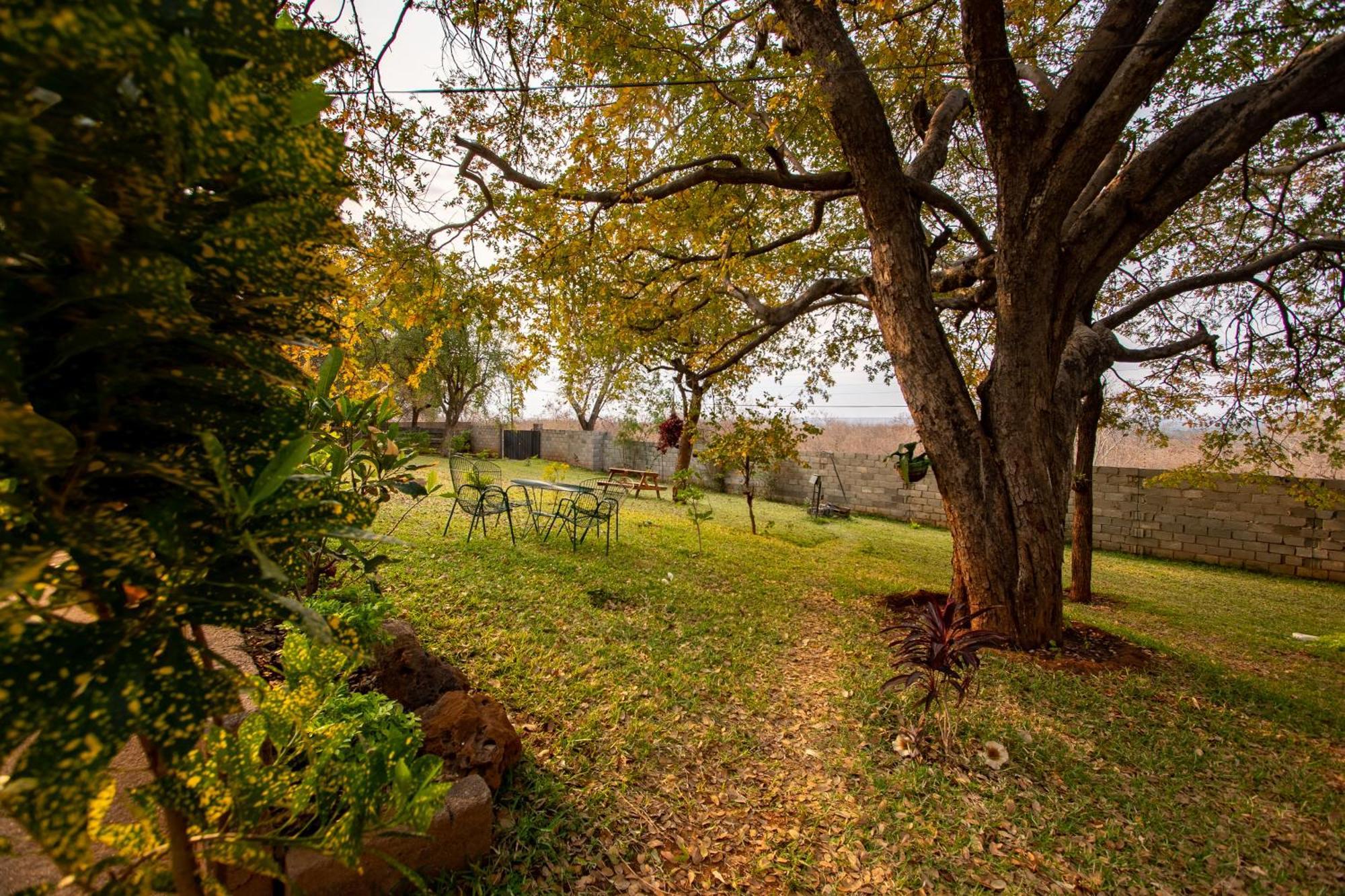 Wood Road Guest Lodge Victoriawatervallen Buitenkant foto